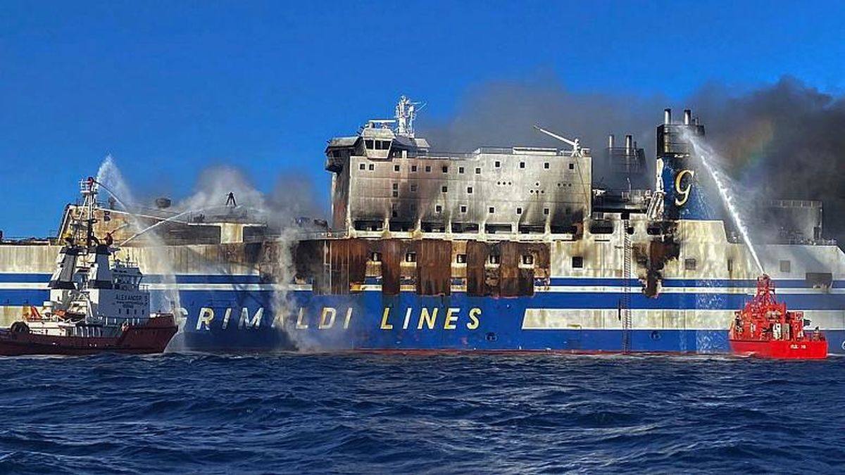 کشتی مسافربری ایتالیایی در آتش سوخت/ ۱۲ مسافر همچنان مفقودند/ ویدئو