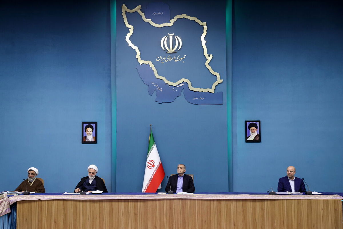 تاکید اعضای شورای عالی انقلاب فرهنگی بر تاثیر قطعی معدل پایههای ۱۱ و ۱۲ بر کنکور/ پزشکیان: دولت به دنبال اصلاح بیعدالتی آموزشی است