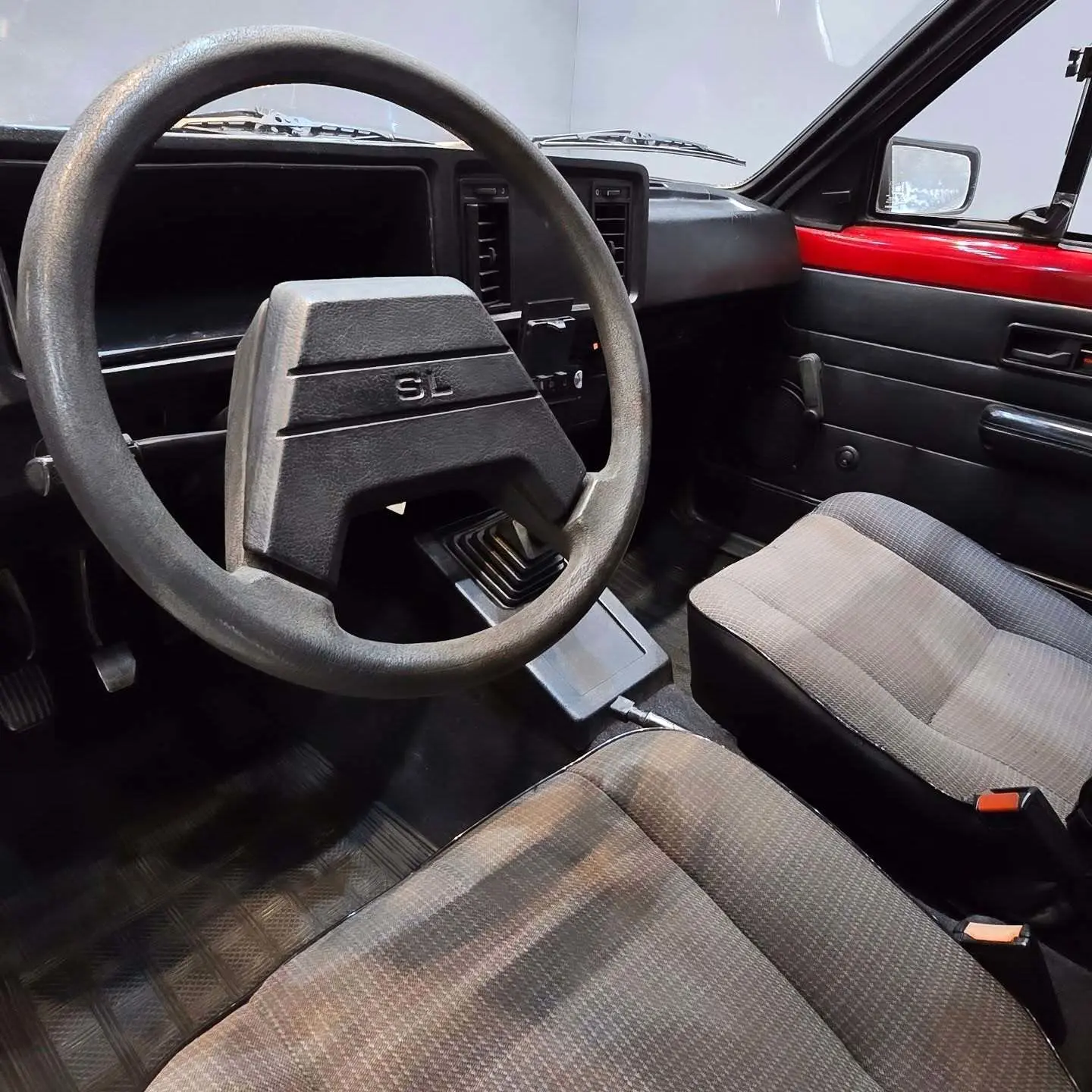 نمای خارجی خودروی شورولت شوت (GM Chevette SL) مدل ۱۹۸۹ به رنگ نوک‌مدادی با رینگ‌های اسپرت ۱۷ اینچی و چراغ‌های اورجینال در وضعیت بسیار سالم.