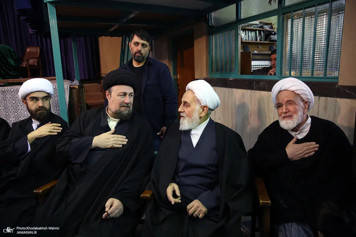 حضور رجال سیاسی از سیدحسن خمینی تا مهدی کروبی در مراسم تشییع آیت الله سید مهدی امام جمارانی از حسینیه جماران/ تصاویر