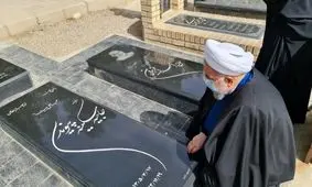 حضور روحانی بر سر مزار پدر و مادرش در آغاز سال جدید/ تصویر