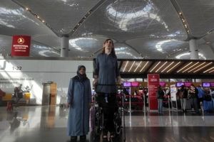 قدبلندترین زن جهان برای نخستین بار با هواپیما سفر کرد/ ویدئو