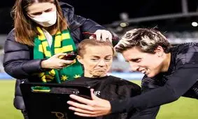 فوتبالیست زن برای حمایت از برادرش، موهایش را تراشید/ ویدئو

