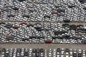 ۱۴ هزار خودرو در پارکینگ خودروساز معروف
