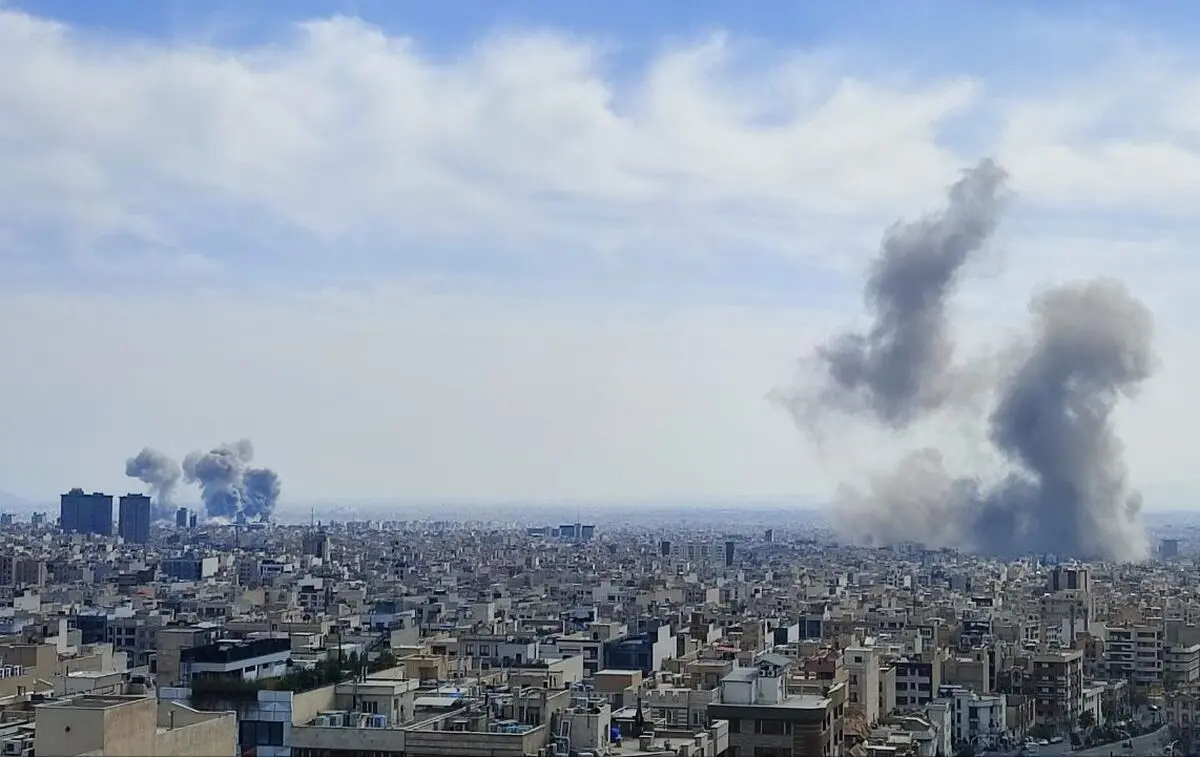 روز هشتم حمله آمریکا و اسرائیل به ایران/ شنیده شدن صدای انفجارهای شدید در تهران / کرج، سقز، آبادان، همدان، شیراز، تبریز، بوشهر و عسلویه هدف حملات امشب/ انفجار در فرودگاه مهرآباد تهران/ پالایشگاه تهران مورد حمله قرار گرفت؟