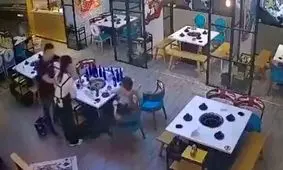 پاسخ غافلگیرکننده یک خانم گارسن چینی به دو مردی که مزاحمش شده بودند/ ویدئو