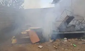 بلند شدن دود در اتوبان آزادگان و غفاری تهران؛ مهار حریق کارگاه سبد پلاستیکی/ ویدئو