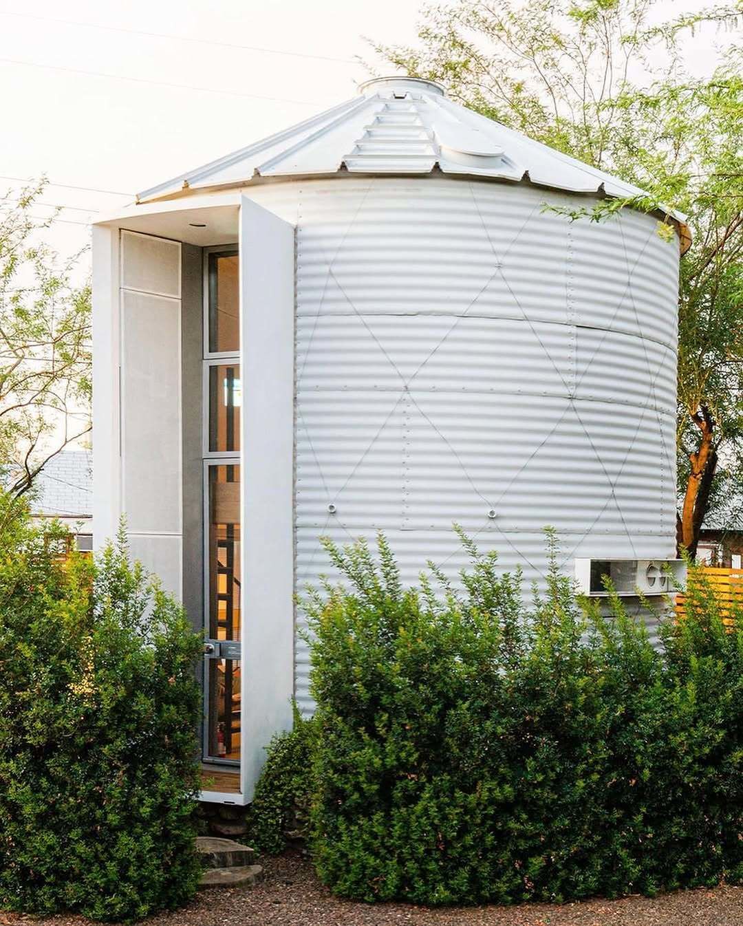 پروژه نوآورانه «خانه سیلو» در فینیکس آریزونا، بازسازی یک سیلو غلات قدیمی به یک خانه ریزمقیاس (۲۱ متر مربع) و مدرن، که مفهوم مسکونی را در یک سازه غیرمرسوم بازتعریف می‌کند