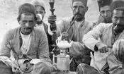 سفر در زمان؛ ارباب در حال قلیان کشیدن روی دوش خدمتکاران در دوره قاجار
