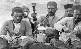 سفر در زمان؛ ارباب در حال قلیان کشیدن روی دوش خدمتکاران در دوره قاجار