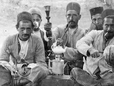 سفر در زمان؛ ارباب در حال قلیان کشیدن روی دوش خدمتکاران در دوره قاجار