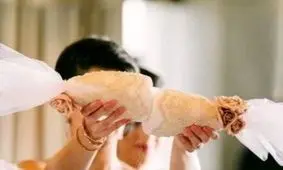 آداب و رسوم قند ساییدن روی سر عروس داماد