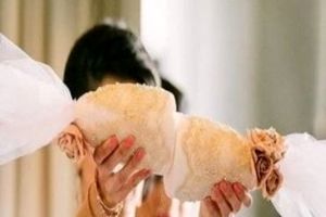 آداب و رسوم قند ساییدن روی سر عروس داماد