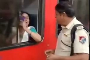 سرقت موبایل یک زن توسط پلیس/ ویدئو