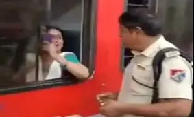سرقت موبایل یک زن توسط پلیس/ ویدئو