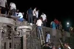 خروج قطار مسافری از ریل در هند ۵۰ کشته و ۳۰۰ زخمی به جا گذاشت

