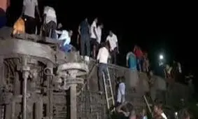 خروج قطار مسافری از ریل در هند ۵۰ کشته و ۳۰۰ زخمی به جا گذاشت

