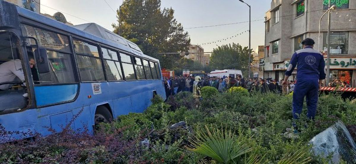 برخورد اتوبوس شهری با ساختمان در خیابان جمهوری تهران/ ۷ نفر مصدوم شدند