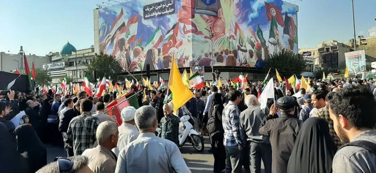 خشم و اندوه ایران؛ تجمع تهرانی‌ها در میدان انقلاب

