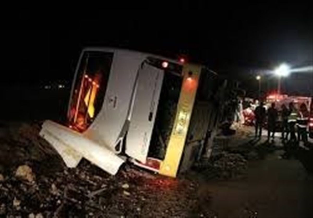 واژگونی اتوبوس در محور ایرانشهر - بم/ ۲۱ مسافر مصدوم شدند/ وضعیت ۸ نفر وخیم است