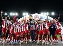 لحظه بالا بردن جام قهرمانی المپیاکوس در حضور مهدی طارمی و هم‌تیمی‌هایش/ ویدئو