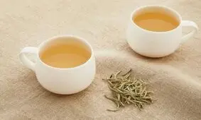 خواص چای سفید از سلامت اعصاب و لاغری تا زیبایی پوست