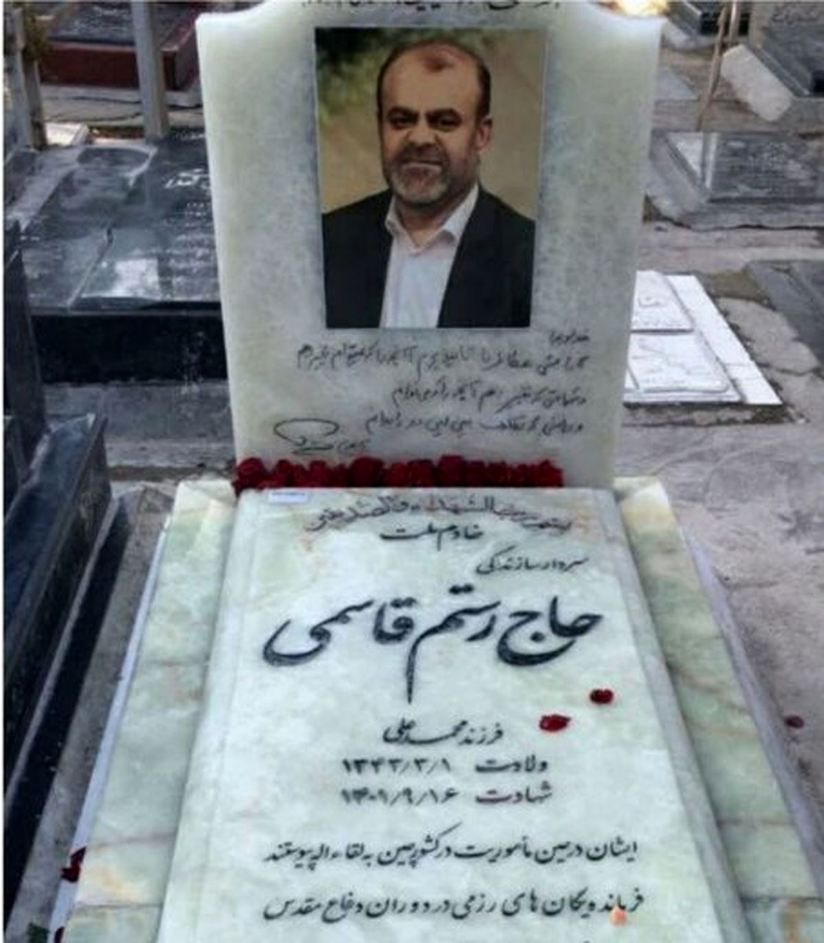 یک واژه مقدس در سنگ قبر رستم قاسمی حاشیهساز شد