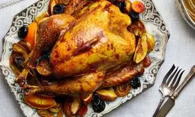 طرز تهیه مرغ تریاکی شکم پر با سس مخصوص