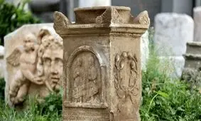 کشف یک سنگ قبر منقوش انسانی در موغلا