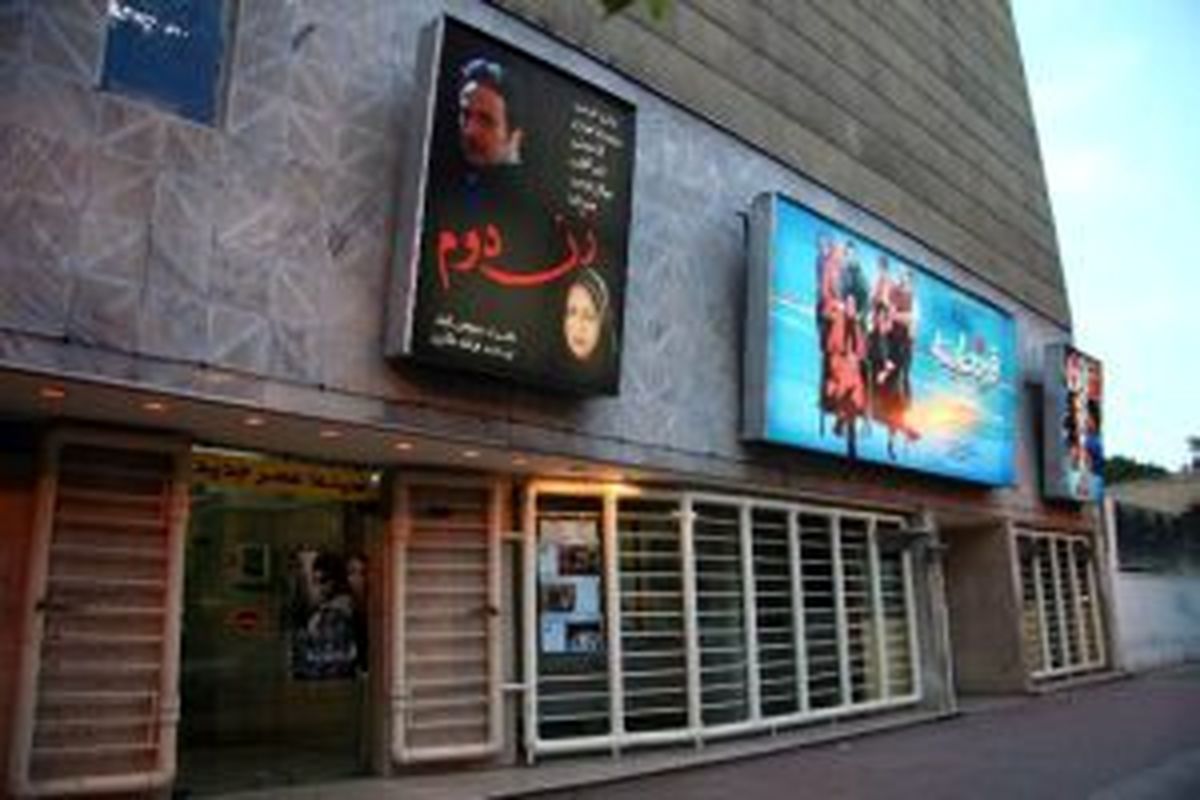 سینما عصر جدید اراک در آستانه تعطیلی/ مدیر سینما: از صبح تا ۱۱شب در سینمای بی مخاطب بنشینیم که چه شود؟