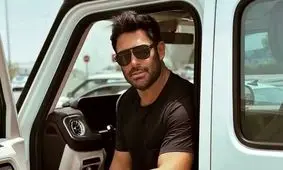  ژست و استایل متفاوت «گلزار» در خودروی لوکس اش در امارات/ عکس