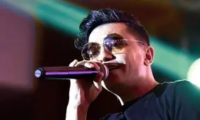 تصاویر گریم عجیب خواننده مطرح پاپ برای یک موزیک ویدئو/ شبیه کدام بازیگر شده است؟