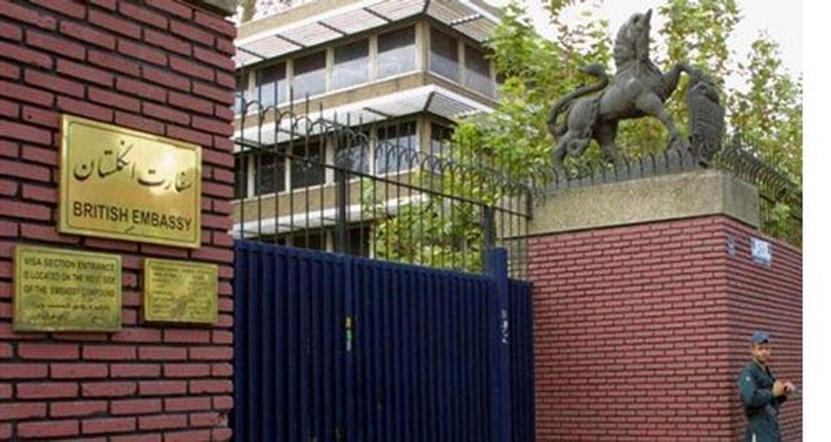 شعار نویسی و نصب تصویر شهید سلیمانی بر دیوار سفارت انگلیس/ عکس