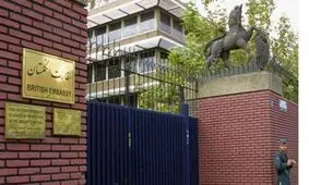 شعار نویسی و نصب تصویر شهید سلیمانی بر دیوار سفارت انگلیس/ عکس

