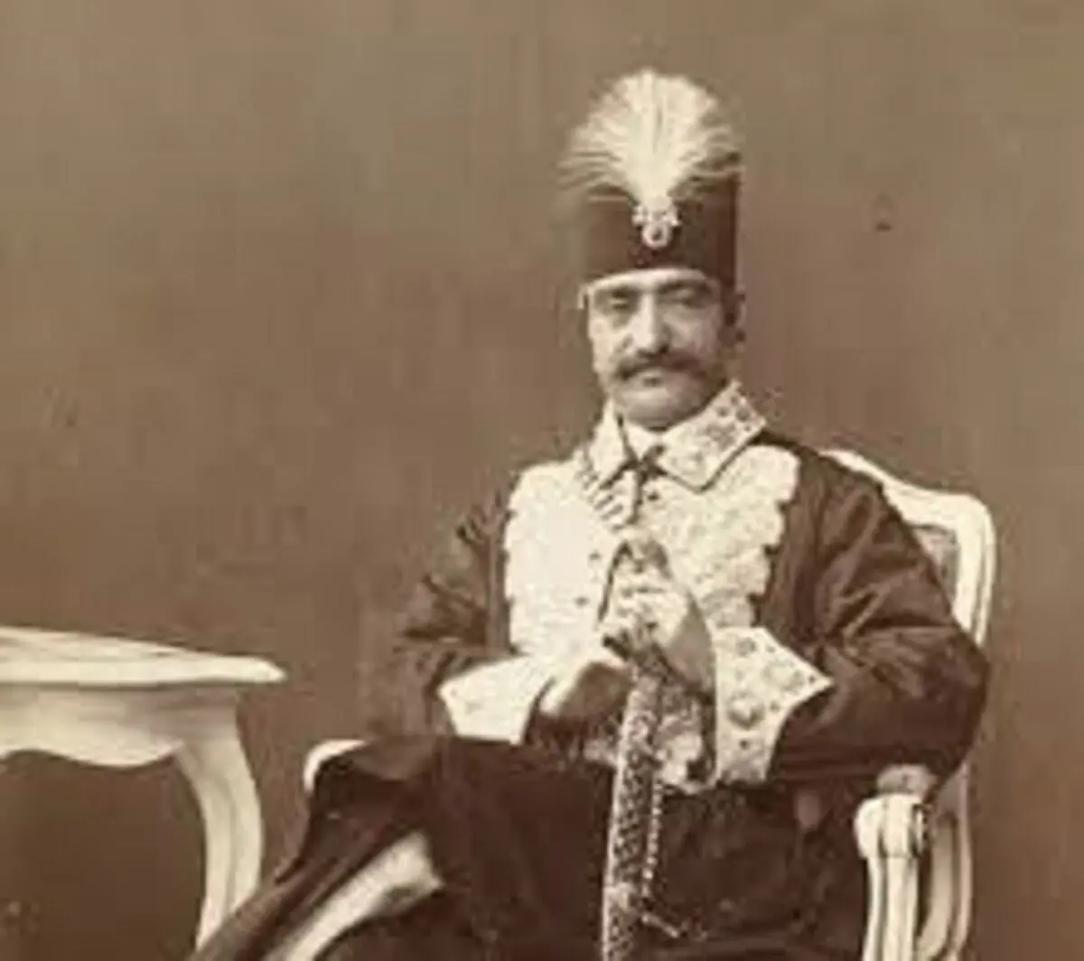 سفر در زمان؛ «ناصرالدین شاه» در حال دریافت گزارش از مجدالملک و ادیب‌الملک 