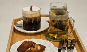 نوشیدن چای و قهوه احتمال برخی سرطان ها را کم می‌کند، بعضی دیگر را زیاد
