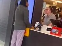 پاشیدن قهوه داغ به مدیر مک‌دونالد در میشیگان 