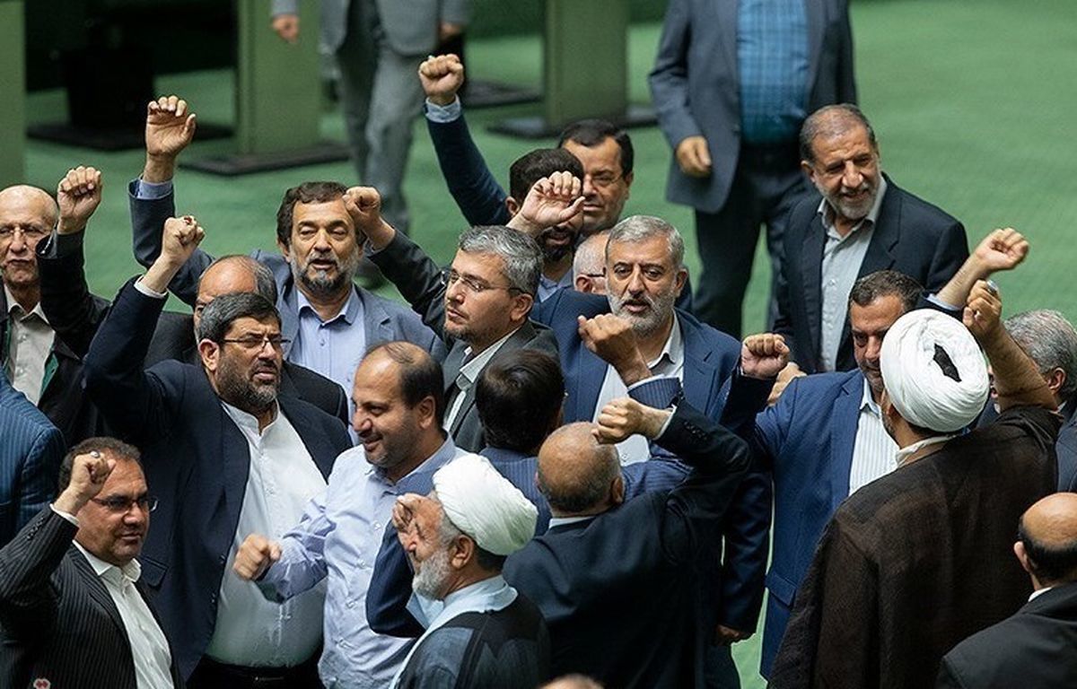 نمی دانیم لایحه حجاب دستپخت چه فرد یا نهادی است/ نمایندگان با استفاده از اصل ۸۵ شتر سواری دولادولا میکنند!