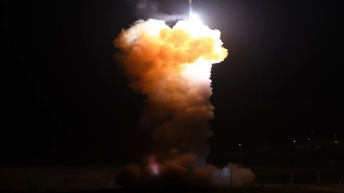 نشریه آمریکایی از اولین آزمایش موشک هسته ای آمریکا پس از دستور ترامپ خبر داد/ ویدئو