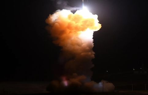 نشریه آمریکایی از اولین آزمایش موشک هسته ای آمریکا پس از دستور ترامپ خبر داد/ ویدئو