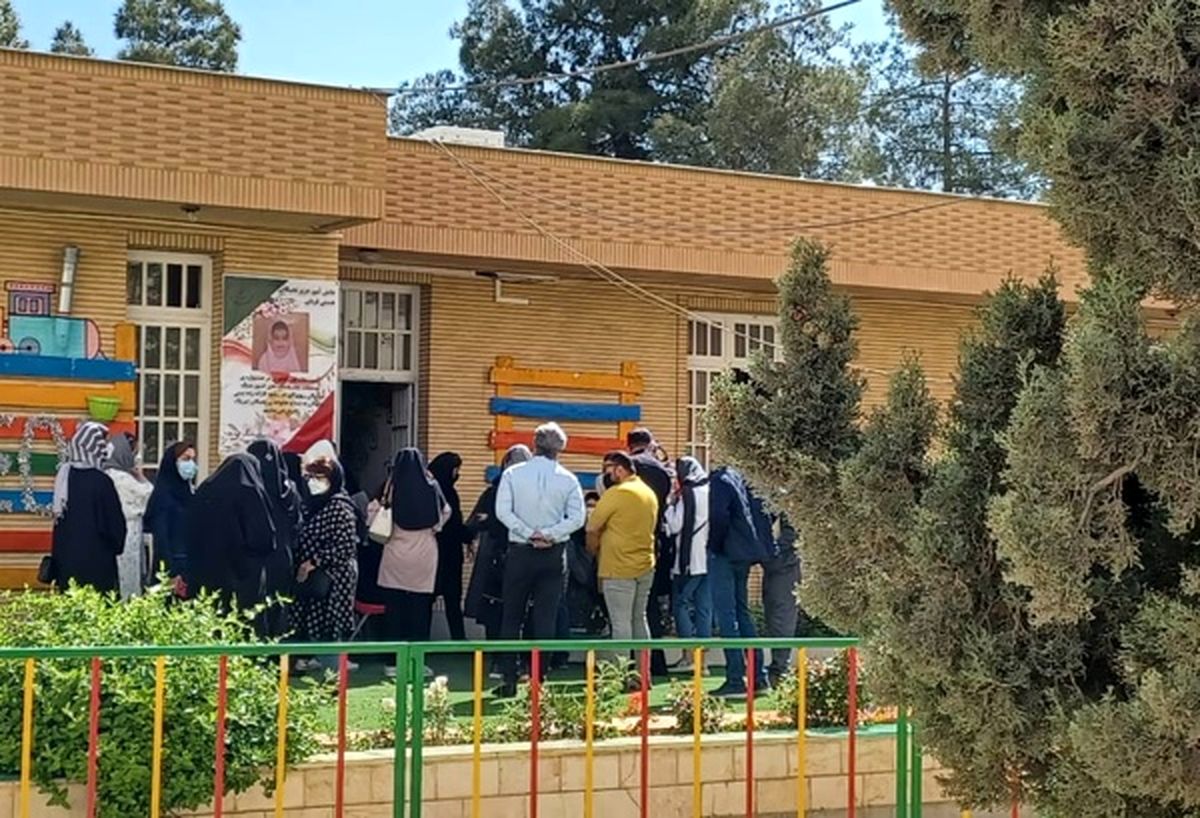 تجمع برخی والدین شیرازی مقابل مدارس شهر/ تجمع کنندگان خواستار ادامه کلاس‌ها به صورت مجازی شدند