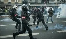 تصاویر مهیج از نبرد خیابانی در فرانسه؛ درگیری شدید و تن‌به‌تن معترضان با پلیس/ ویدئو