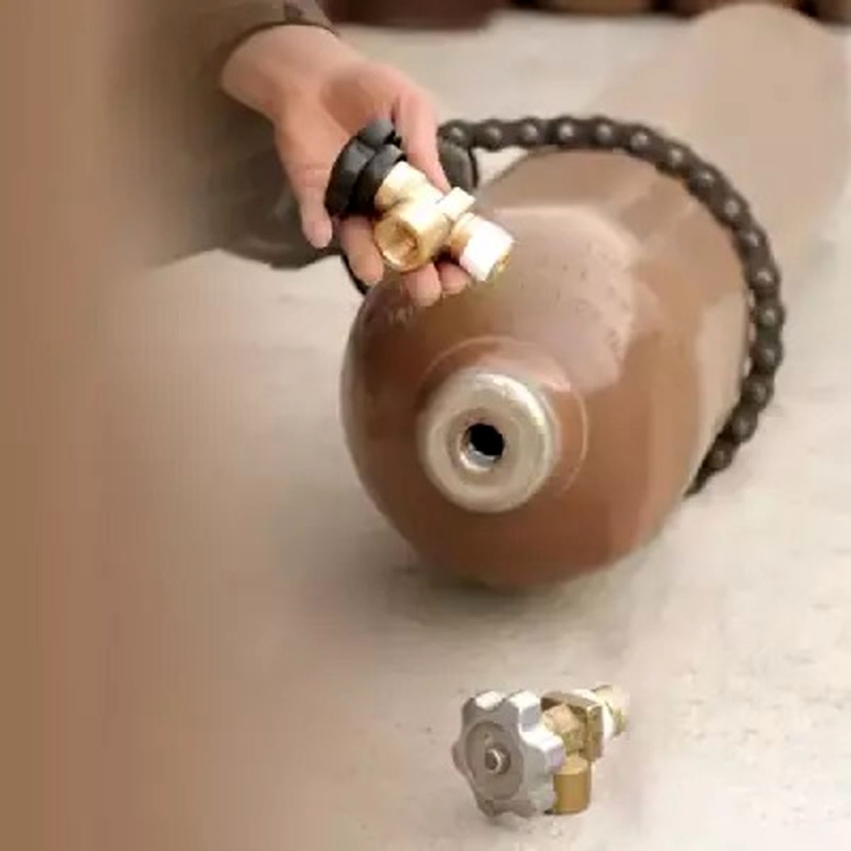 راهنمای کامل خرید گاز هلیوم؛ از بادکنکآرایی تا کاربردهای صنعتی