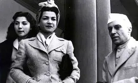  سفر در زمان؛ «اشرف پهلوی در کنار تندیس پدرش»؛ اوایل دهه 30