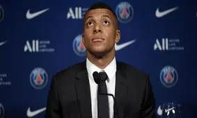 هدیه امباپه به دختر اشکان دژاگه/ عکس
