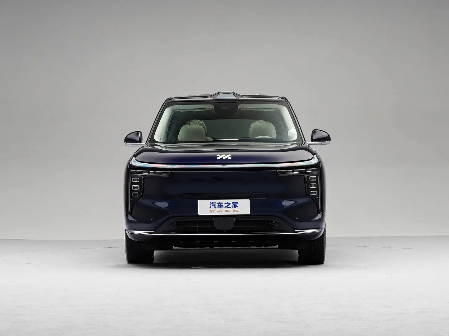 تصویری از نمای خارجی شاسی‌بلند فول‌سایز و لوکس IM Motors LS9 با رنگ (احتمالاً خاکستری یا سفید)، که با سیستم هیبریدی و برد بیش از ۱۵۰۰ کیلومتر عرضه شده و دارای چراغ‌های ستاره‌ای LED، رینگ‌های آینه‌ای و صندلی‌های ماساژور ۴ بعدی برای سرنشینان است.