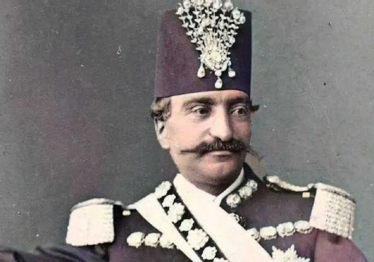 سفر به ایران قدیم؛ تصویری از «ناصرالدین شاه» روی پلکان عمارت «خوابگاه» 