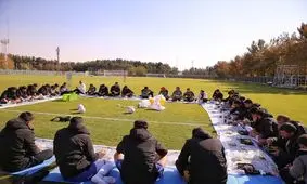 اتفاق‌های جالب تمرین تیم ملی؛ از صرف نهار در زمین چمن تا فکر کردن رو به آسمان!/ عکس
