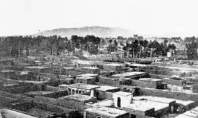 سفر در زمان؛ دختران ارمنی در ارومیه در حال چیدن گلابی؛ دوران قاجار 