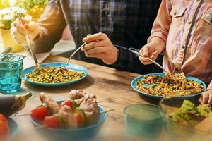 کم غذا بخوریم یا درست غذا بخوریم؛ کدام بهتر است؟